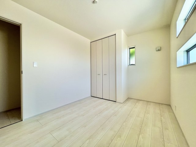中央区白鳥町　全3棟　1号棟の洋室|約5.44帖のお部屋はコンパクトなお部屋ですが窓が沢山あり明るく風通しも良いお部屋となっております。