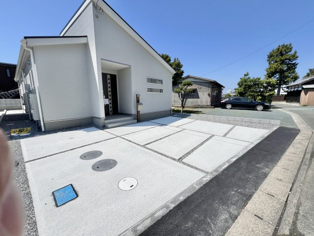 中央区白鳥町　全3棟　1号棟の駐車場|ゆとりある駐車スペースで入出庫もラクラク♪