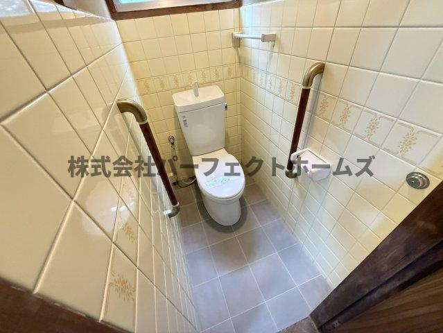 美井元町戸建　賃貸のトイレ|落ち着いた色調のトイレです