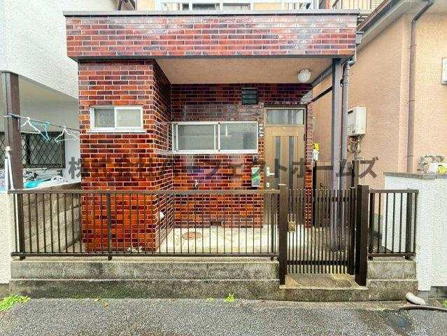 美井元町戸建　賃貸のエントランス|ゆとりのあるエントランスです