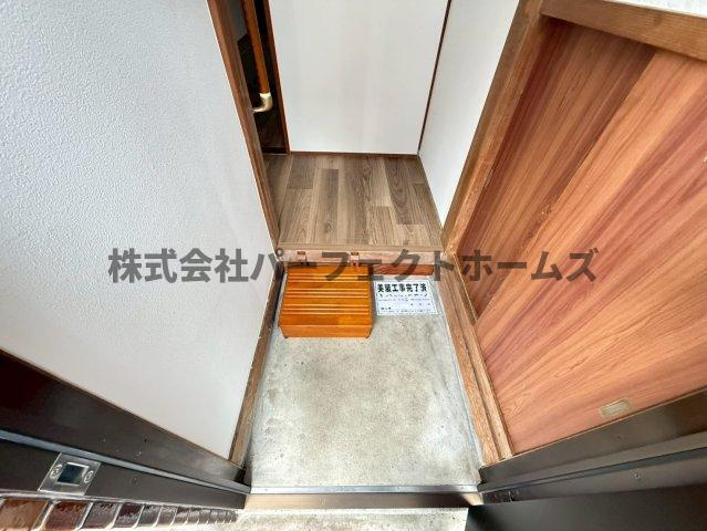 美井元町戸建　賃貸の玄関|収納もある玄関です