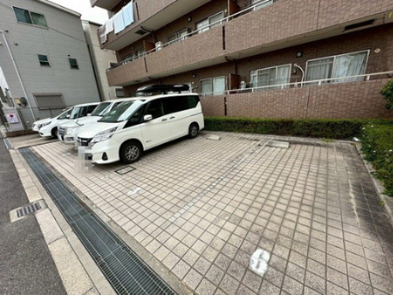SUNROYAL新大阪の駐車場