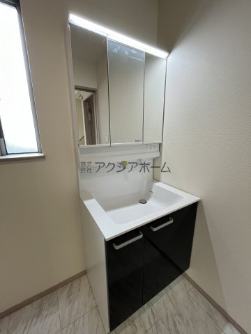所沢市若狭4丁目・全3棟　新築一戸建　C号棟　～IDS工法～の独立洗面台|シャンプードレッサー付洗面化粧台