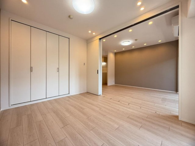 ワコーレ横浜根岸【仲介手数料無料】の居間・リビング