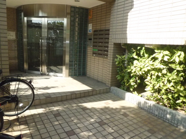 エステムコート東灘のエントランス