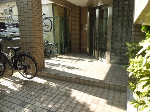 エステムコート東灘のエントランス