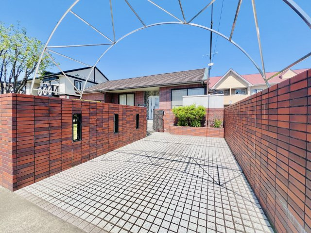 伊勢崎市連取町中古住宅の駐車場|大きい車をお持ちの方にもおススメです♪
