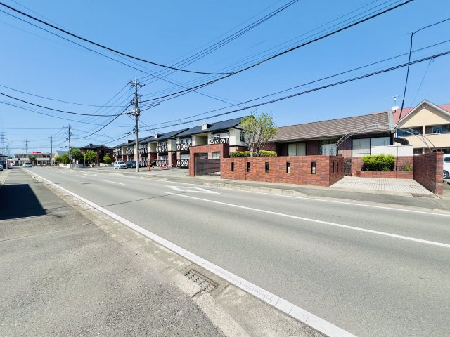 伊勢崎市連取町中古住宅の前面道路含む現地写真|車の通りも少なく駐車も楽々♪