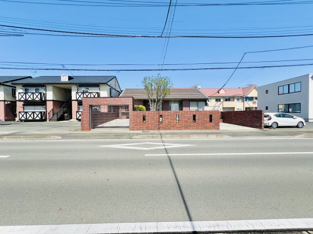 伊勢崎市連取町中古住宅の前面道路含む現地写真|前面道路広々12ｍ◎