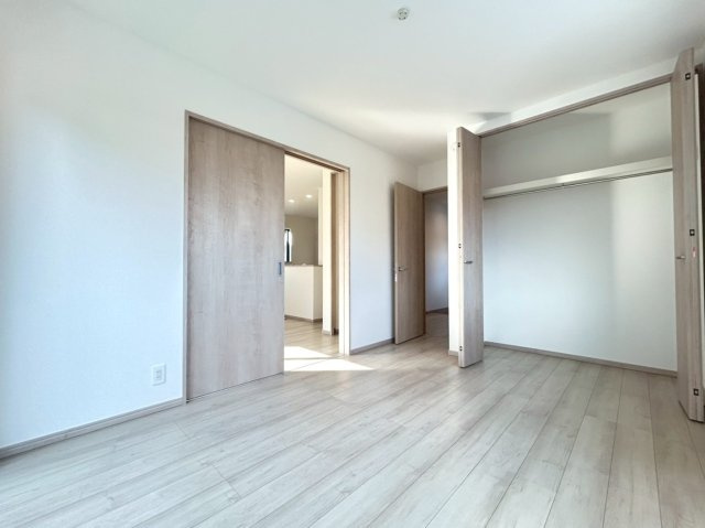 ハートフルタウン　一宮市浅井町4期　全1区画分譲の洋室|木目の美しさを際立たせるシンプルデザインで、室内に落ち着きと安らぎを与えてくれます。