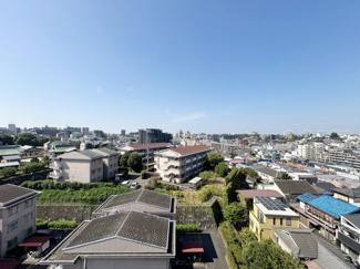 【展望】 | 眼前に広がる空の雄大さと、このお部屋の自慢の一つである「眺望」をご覧ください。毎日、この景色を独り占めできる新生活に夢が広がります。～即日のご見学可能～　お問合せはお気軽にどうぞ。