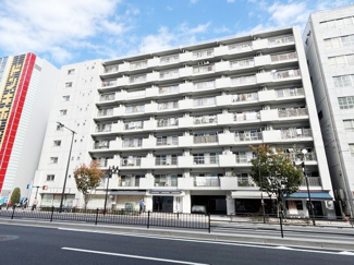【外観】 | 手入れの行き届いた外壁やエントランスなど、「見ればわかる」レベルで清潔感を保ったマンションです。築年数を感じさせない姿で皆様をお出迎えします。～即日のご見学可能～　お問合せはお気軽にどうぞ。
