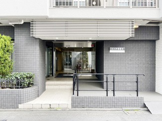 【エントランス】 | オートロックを備えた、マンションのエントランス。やはりセキュリティの観点は欠かすことができません。皆様を“安全”に送り出し、出迎えてくれます。～即日のご見学可能～　お問合せはお気軽にどうぞ。