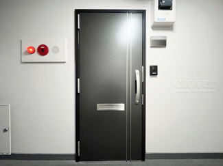 【その他共用部分】 | ダブルロック式の玄関ドアが皆様をお出迎え。お部屋のセキュリティの観点からも、うれしい設備ですね。玄関の色もシックで良い感じです。～即日のご見学可能～　お問合せはお気軽にどうぞ。