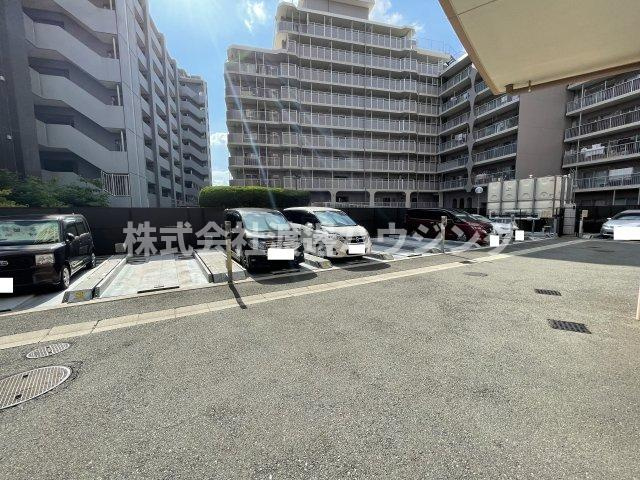 パークホームズ緑地公園の駐車場