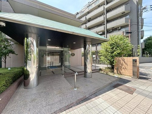 ルピナス鶴川サウスステージのエントランス