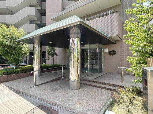 ルピナス鶴川サウスステージのエントランス