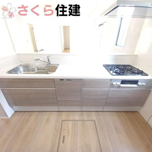 -Erde-　真岡市下高間木２期　２号棟のキッチン|スライド収納付きシステムキッチン。パスタ鍋や圧力鍋のなど大きな鍋の出し入れもスムーズ