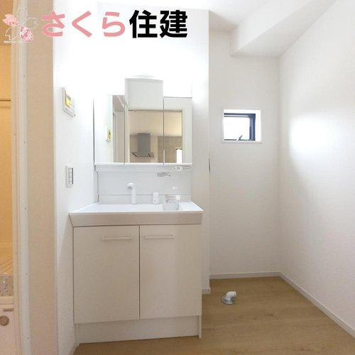 -Erde-　真岡市下高間木２期　２号棟の洗面所|3面ミラーの後ろは収納スペースを完備。生活感のあるものは隠して、スッキリシンプルな洗面台に！
