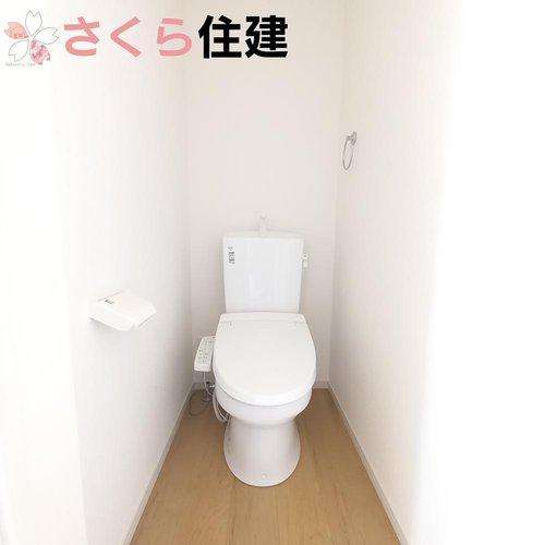-Erde-　真岡市下高間木２期　２号棟のトイレ|トイレは各階完備。トイレが混雑する朝や、お子様のトイレトレーニング期にもうれしいです