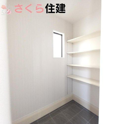 -Erde-　真岡市下高間木２期　２号棟の収納|ベビーカーなど大きなものを収納できる
シューズインクローク