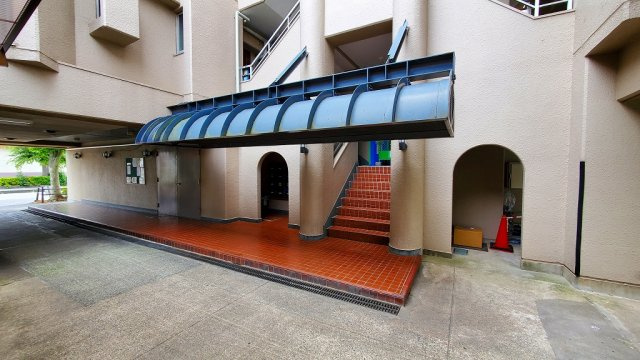 グリーンパーク第1八潮のエントランス|毎日通るエントランスはこのようになっています