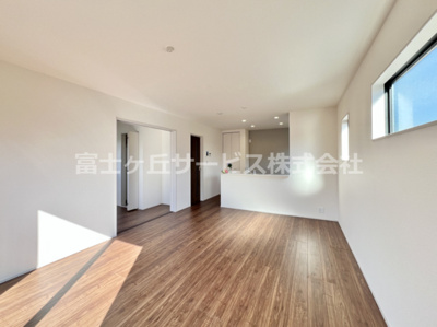 【居間・リビング】 | 御殿場市二枚橋 新築一戸建て | 15.7帖のリビングダイニングです