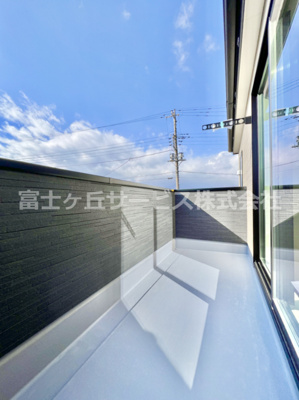 【バルコニー】 | 御殿場市二枚橋 新築一戸建て | 開放的で明るい空間を演出してくれるバルコニーです