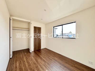 【洋室】 | 御殿場市二枚橋 新築一戸建て | 6帖の洋室です