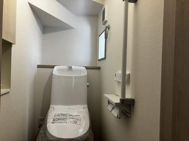 結城市川木谷 第1期 全8棟のトイレ|○3号棟トイレ○
ニッチ収納＆タオル掛け付きトイレ。手すり付きで安心のトイレスペースです！
※2025年11月撮影