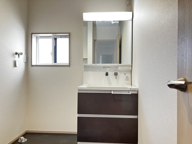 結城市川木谷 第1期 全8棟の独立洗面台|○3号棟洗面化粧台○
三面鏡のウラやシンク下の収納、たっぷり！お手入れ楽々シャワー付き洗面化粧台。くもり止め付きのため、お風呂上りでも見やすい鏡です！
※2025年11月撮影