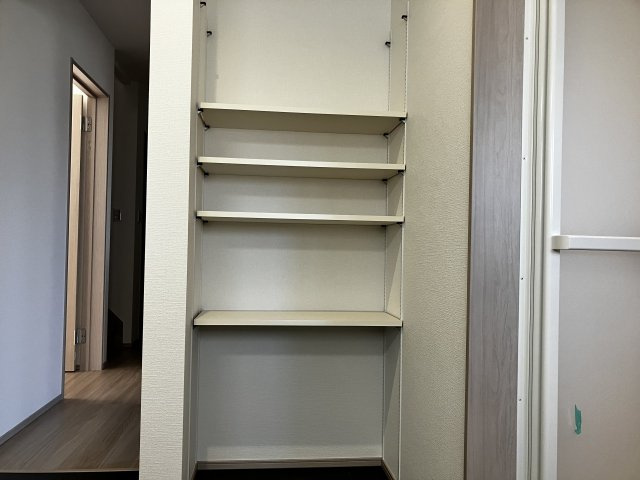 結城市川木谷 第1期 全8棟の収納|○3号棟リネンスペース○
可動棚付きのリネンスペースは、着替えやタオル、買い置きの洗剤などたくさんしまえていつでもスッキリ♪
※2025年11月撮影