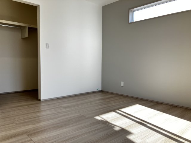 結城市川木谷 第1期 全8棟の洋室|○3号棟2F洋室8帖○
主寝室の壁にはアクセントクロスと室内物干しを採用。機能性とデザイン性を兼ね備えたプライベートルームです。
※2025年11月撮影