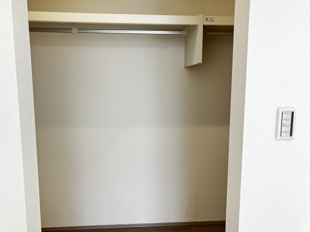 結城市川木谷 第1期 全8棟の収納|○3号棟ウォークインクローゼット3帖○
主寝室に大型ウォークインクローゼット完備！パイプや枕棚で空間を立体的に使います。衣類の種類や使用頻度に合わせて、整頓できます。
※2025年11月撮影