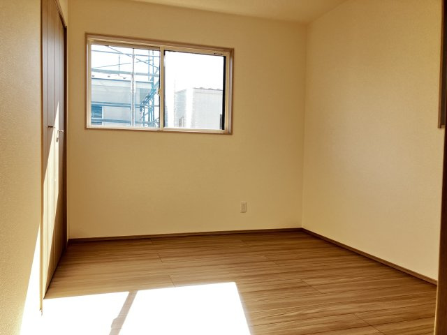 結城市川木谷 第1期 全8棟の洋室|○3号棟2F洋室6帖○
２F居室はお子様部屋に最適な広さです。将来お子様がひとり暮らしをしても、いつでも帰ってこれる環境があるのは嬉しいことです。
※2025年11月撮影