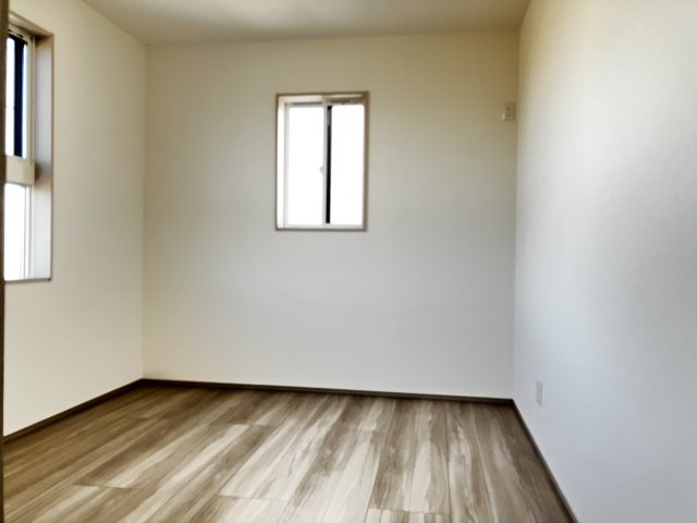 結城市川木谷 第1期 全8棟の収納|○3号棟2F洋室6.7帖○
2階全居室2面採光で日当たりも良く、広さも6帖以上のゆとりのプランとなっています。
プライベート時間もゆったりと寛ぐことができますね。
※2025年11月撮影