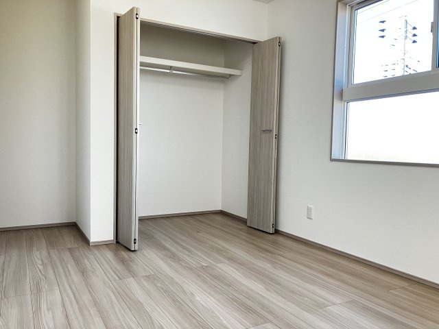 結城市川木谷 第1期 全8棟の収納|○3号棟クローゼット○
2階居室にも日差しが注ぎ、心地よい空間です。各居室に収納付きで住みやすさにこだわっています！
※2025年11月撮影