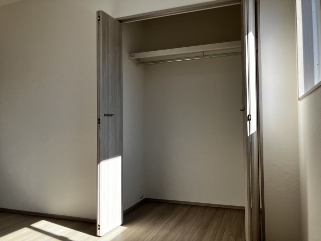 結城市川木谷 第1期 全8棟の収納|○3号棟玄関○
ハンガーパイプが付いたクローゼットなので、お洋服も楽々片付けられます♪
※2025年11月撮影