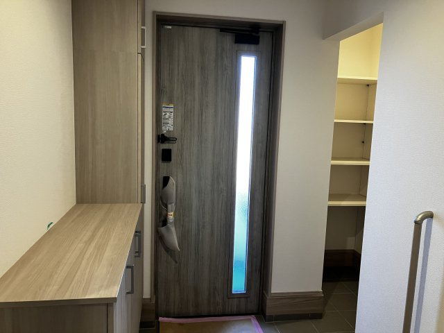 結城市川木谷 第1期 全8棟の玄関|○3号棟玄関○
ゆとりある、広い玄関ホール憧れのシューズインクローゼット付プランです♪
※2025年11月撮影