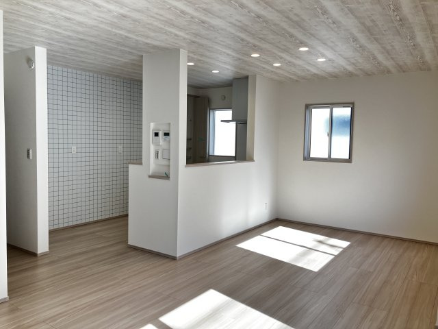 結城市川木谷 第1期 全8棟の居間・リビング|○3号棟LDK17.9帖○
室内にいても、たっぷりの陽光と爽やかな風を感じて頂ける、開放感あふれるリビングです。 ご家族と穏やかに過ごす、心地の良い時間が流れます。
※2025年11月撮影