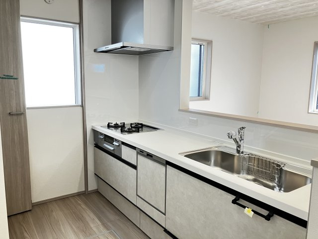 結城市川木谷 第1期 全8棟のキッチン|○3号棟キッチン○
家族とのコミュニケーションを取ったり小さいお子さんの様子を見守りながら安心して料理ができます。洗練されたスタイリッシュなデザインと使い勝手を追求した設備、豊富な収納力にも大満足♪
