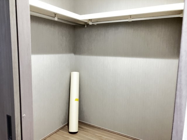 結城市川木谷 第1期 全8棟の収納|○3号棟ファミリークローク○
玄関入ってすぐに設けられたファミリークロークはご家族みんなの共有スペースです。
コートやカバンを置けばお出かけもスムーズですね♪
※2025年11月撮影