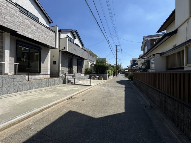 松戸市常盤平２丁目新築戸建【常盤平第三小学校：8分】の前面道路含む現地写真|南西側前面道路