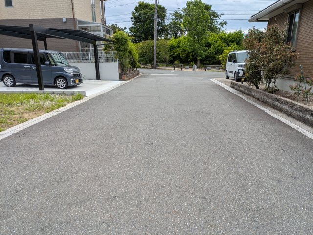リーブルガーデン常滑市北汐見坂3丁目　1号棟の前面道路含む現地写真|●○前面道路○●