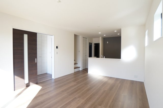 リーブルガーデン常滑市北汐見坂3丁目　1号棟の居間・リビング|南側リビング☆日当たり良好