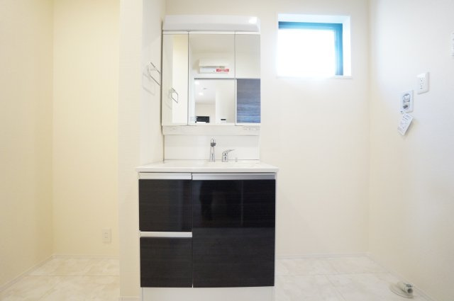 リーブルガーデン常滑市北汐見坂3丁目　1号棟の独立洗面台|暮らしを快適に変える、シャワー付き洗面化粧台