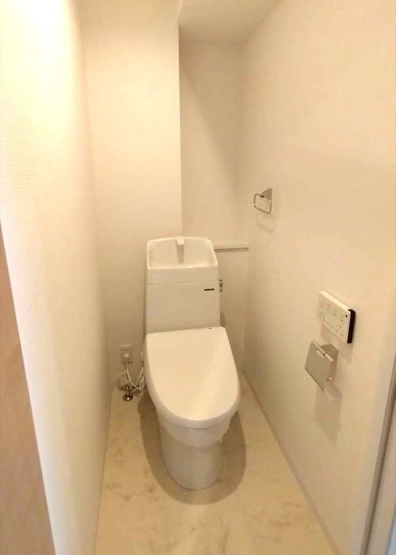 【トイレ】 | アンピール百年橋 | 冬は便座も温水も温かく快適なシャワー付トイレ。背面には収納を設置◎