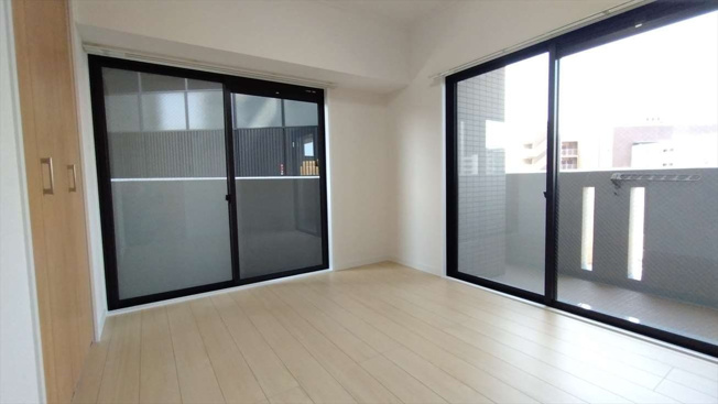 【洋室】 | アンピール百年橋 | 6帖の洋室。リビングとは引き戸でフラットにつながっているので、開け放して広く使うこともできます