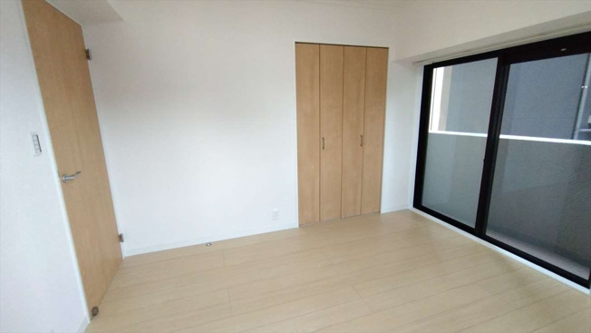 【洋室】 | アンピール百年橋 | 広々とした洋室は収納スペースがたっぷり！どんなお洒落さんでも安心の収納力が自慢です