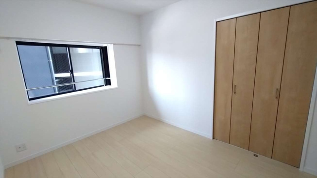 【洋室】 | アンピール百年橋 | 5.8帖の洋室。出窓になっているので部屋の空間が広く感じられます